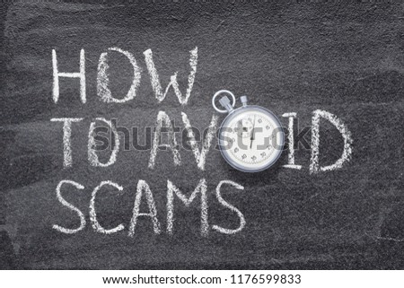 how to avoid scams phrase written on chalkboard with vintage stopwatch used instead of O Foto stock © 