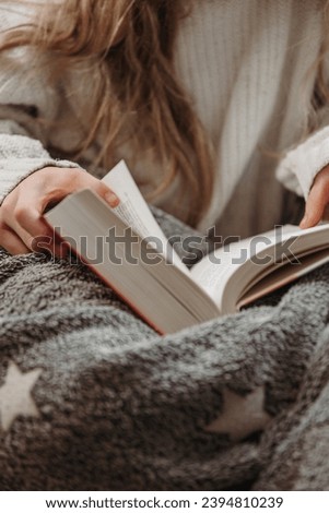 Foto Bild Junge Frau liest ein Buch am Strand liegend