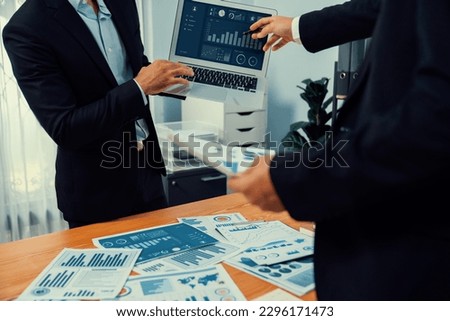 Busy analyst team discussing financial data on digital dashboard, analyzing chart and graph using data science software display on a laptop screen. Business intelligence and Fintech. Fervent Foto stock © 
