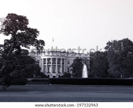 A black and white of the White House from the street.