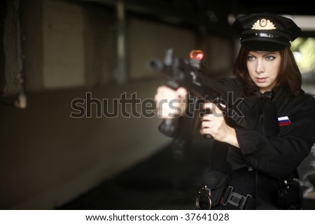 Female officer pointing a gun.