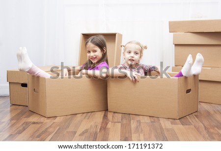 family in move, smile sisters in the box