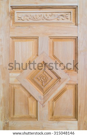 Doors, wood windows, wood carving, was brought out on display outdoors. To attract attention Of people