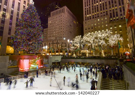 NEW YORK, USA - JANUARY 2: skate on January 2, 2008 in New York: tourists and skaters in the famous Rockefeller Center during the Christmas holidays.