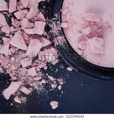 Face foundation powder product with crumbled texture