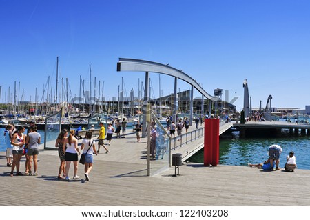 BARCELONA, SPAIN - AUGUST 16: Rambla de Mar and Port Vell on August 16, 2012 in Barcelona, Spain. The area has a leisure center, shops and restaurants called Maremagnum, an IMAX cinema and an aquarium