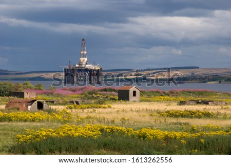 Foto Bild Eingemottete Bohrinsel an der Küste Schottlands.