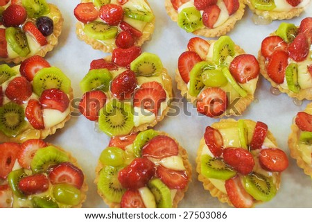Small fruit cakes with jelly