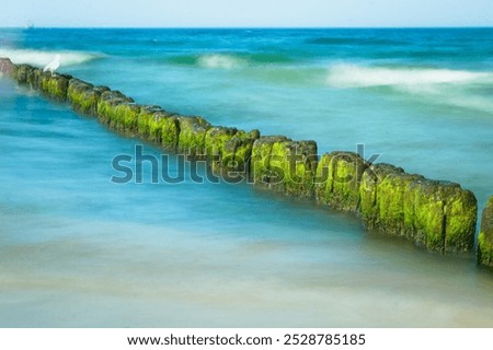 Similar – Foto Bild Langer Wellenbrecher im türkisfarbenen Meer an einem sonnigen Tag