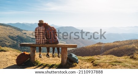 Similar – Foto Bild Unkenntlich Tourist sitzt auf Bank in den Bergen im Winter