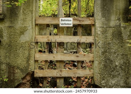 Foto Bild lost places | Tür zum Balkon und alles verfällt