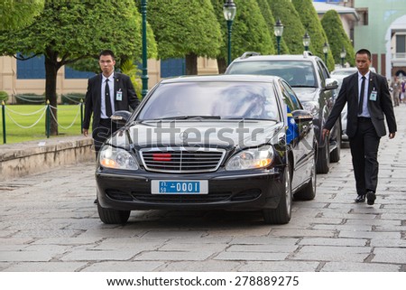 BANGKOK, THAILAND - NOVEMBER 17, 2013 : An unidentified body guards protect state automobile, which moves in the Grand Palace in Bangkok.
