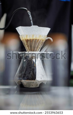 Similar – Foto Bild Zubereitungsprozess von V60-Kaffee, Filterkaffee, Aufgießen von heißem Wasser auf den Kaffee