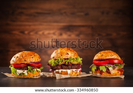 Foto Bild Leckere Hamburger im Café serviert