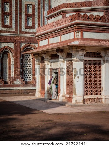 Woman enters Islamic chapel to pray near Qytab Minar in India