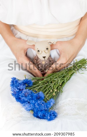 girl with a bouquet of flowers and a toy in a romantic mood