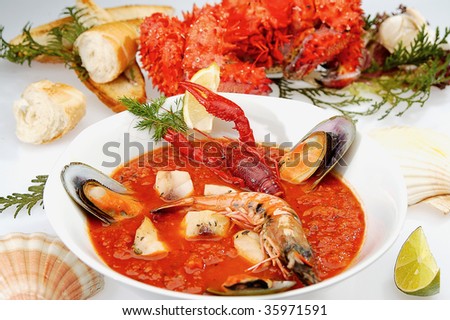 Clam chowder bowl with a prawn, craw fish and bread