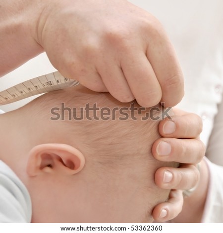 foto: head of baby, hands holding head and measure the head