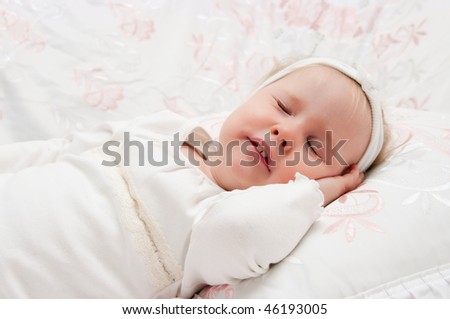 The image of the little girl, gathering to sleep on lacy bed