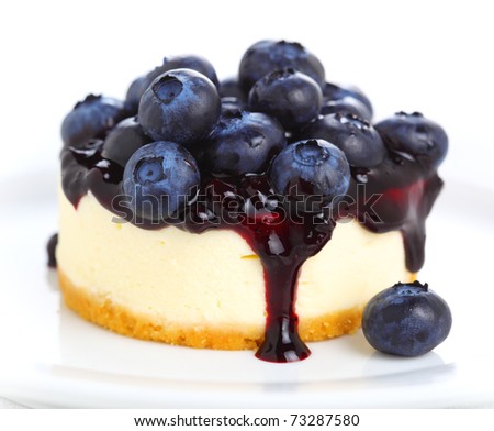 Cake with cream cheese and fresh blueberries