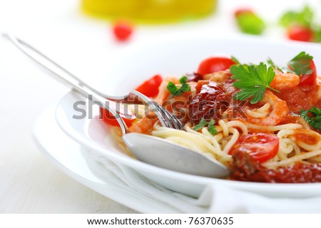 Spaghetti with tomato sauce, sun dried tomato and shrimp