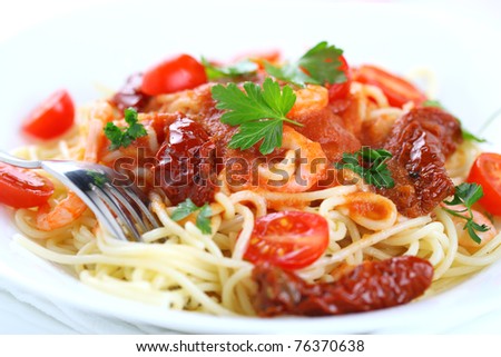 Spaghetti with tomato sauce, sun dried tomato and shrimp