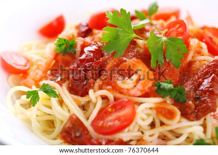 Pasta with tomato sauce, sun dried tomato and shrimp