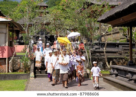 BALI - OCTOBER 17: Unidentified Balinese people walk in traditional dress in a funeral procession, Besakih complex, October 17, 2011 in Bali, Indonesia.
