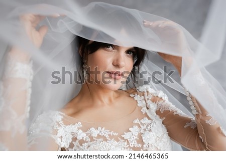 Foto Bild Braut an ihrem Hochzeitstag, die eine Blume vorschlägt