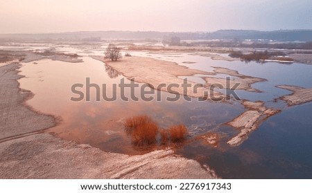 Foto Bild Frühling Schmelzen Fluss Überschwemmung Luftbild-Panorama. Überlaufwasser im Frühling