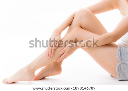 A woman who does skin care for her legs. Imagine de stoc © 