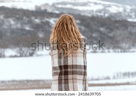 Similar – Foto Bild Reisende, die während der Fahrt in der Sonne eine Decke tragen