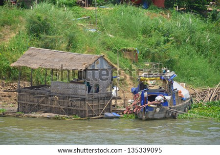 Floating house along the Tonle sap River is a combined lake and river system of major importance to Cambodia