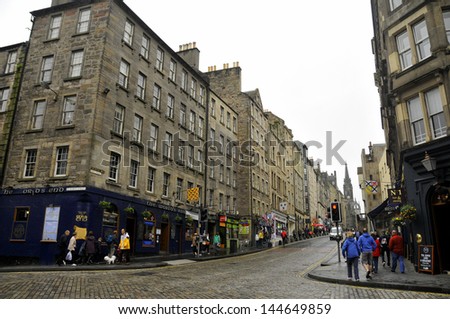 EDINBURGH - MAY 29: Street scene on the Royal Mile on May 29, 2012 in Edinburgh, Scotland. Edinburgh is the UK\'s most visited tourist destination after London.