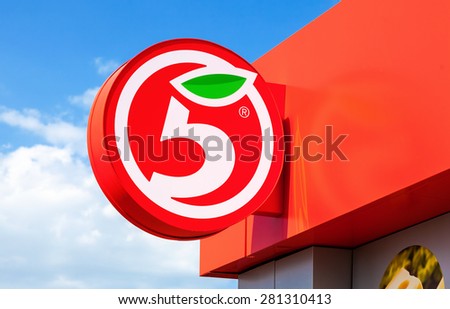 SAMARA, RUSSIA - MAY 24, 2015: Logo of russia\'s largest retailer Pyaterochka against the blue sky background