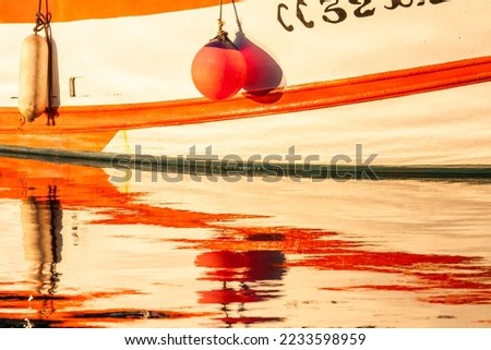 Reflets de bateau dans la mer Foto stock © 