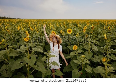 Foto Bild chica sujetando girasoles en el balcon