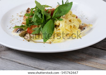 Paste Fettuccine with mushrooms and a turkey
