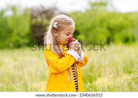 Foto Bild Nettes Mädchen Kommissionierung Frühling wilden Gänseblümchen