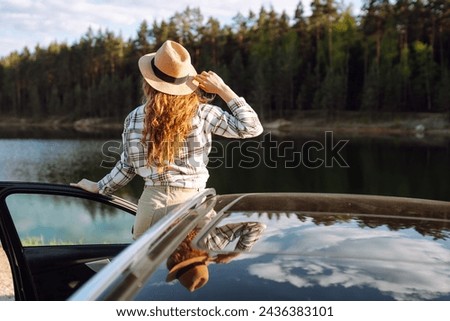 Similar – Foto Bild Frau steht in der Nähe des wogenden Meeres am Strand