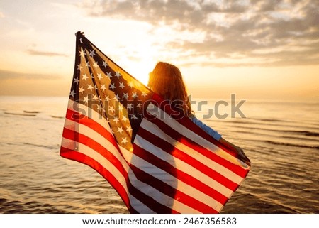 Similar – Foto Bild junge Frau, die bei Sonnenuntergang die Flagge der Vereinigten Staaten im Freien hält. Unabhängigkeitstag in Amerika, Konzept des 4. Juli