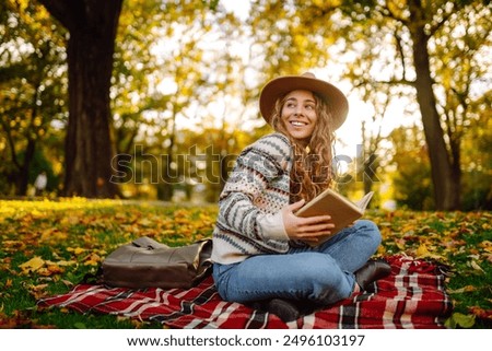 Similar – Foto Bild Junge kaukasische Frau lächelt vor der Kamera im Coffee Shop