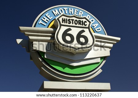 Historic Route 66 sign against blue sky in the state of California, USA, Historisches Route 66 Schild vor blauem Himmel im Bundesstaat Kalifornien, USA