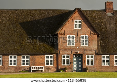 traditional Friesian house with thatched roof at the North Sea coast, Germany, Europe, traditionelles Friesenhaus mit Reetdach an der NordseekÃ?Â¼ste, Deutschland, Europe