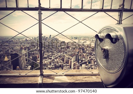 panoramic view over New York City and binoculars, vintage style, Panoramablick über New York City und Fernglas, im Retro Stil