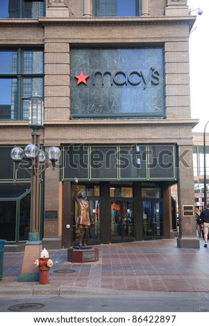 MINNEAPOLIS, MINNESOTA - APRIL 22: Statue of television character Mary Richards outside Macy\'s Store on April 22, 2010 in Minneapolis, Minnesota. Built for a cost of $150,000, it was erected in 2002