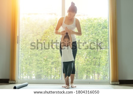 Similar – Foto Bild Frau macht Gleichgewichtsübung in Baumhaltung während sie Yoga auf der Straße praktiziert