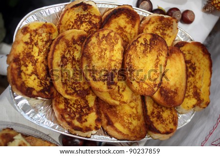 Sweet pieces of toasted bread, fried in egg
