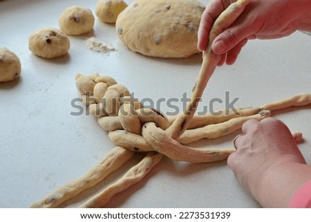 Person in braiding brioche - closeup braid of  yeast dough cake Stock foto © 