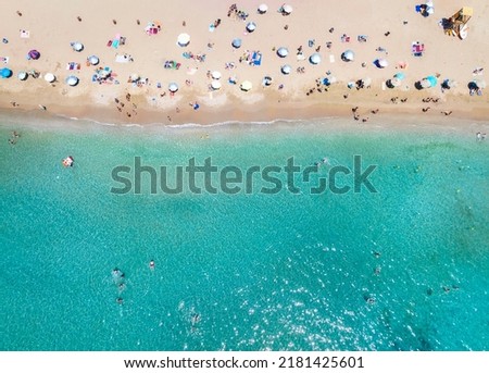 Foto Bild Menschenmenge am Strand, Luftaufnahme im Sommer